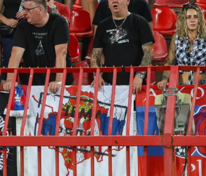 Harta e Kosovës nën flamurin serb, tifozët e Crvena Zvezdës provokojnë sërish