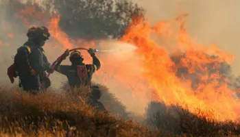 HARTA e zjarreve në Shqipëri, Ministria e Mbrojtjes bën bilancin, 25 vatra në 24 orë: Aksion me 365 forca dhe 4 helikopterë, 5 ende aktive