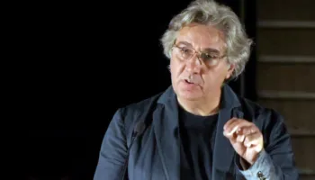 “Hartë memece për të mbyturit” – teatri si hapësirë kujtese, dramaturgjia si dëshmi