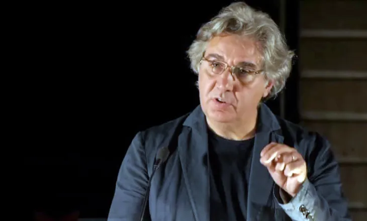 “Hartë memece për të mbyturit” – teatri si hapësirë kujtese, dramaturgjia si dëshmi