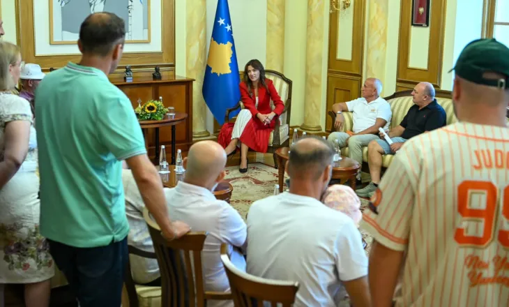 Haxhiu pret bashkëatdhetarët në Kuvendin e Kosovës: Bashkatdhetarët tanë e mbajnë Kosovën me vete kudo që janë