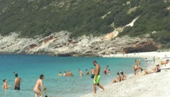 Hidhet nga shkëmbi, plagoset rëndë shtetasi italian në Vlorë