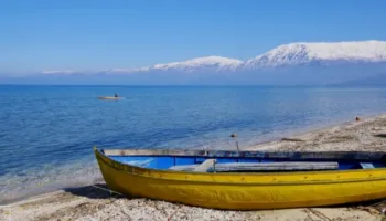 Hidhet nga varka në liqenin e Pogradecit, humb jetën 30-vjeçari nga Maliqi