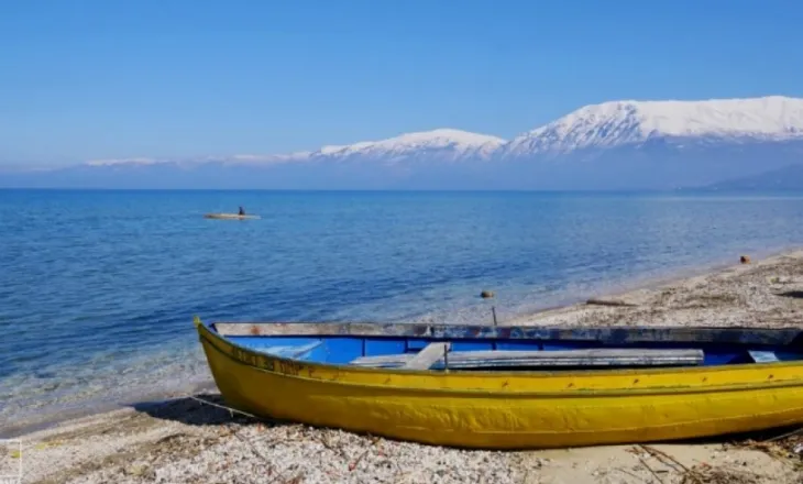 Hidhet nga varka në liqenin e Pogradecit, humb jetën 30-vjeçari nga Maliqi