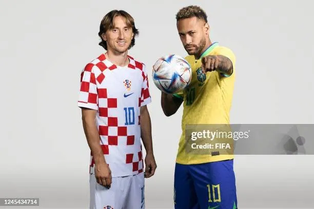 Historia e futbollistëve të shquar që refuzuan të stërviten me klubet e tyre për të mundësuar shitjen në treg