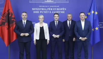 Hoxha mbledh shqiptarët e Luginës në Tiranë/ Premton mbështetje për të drejtat dhe përfaqësimin në Serbi