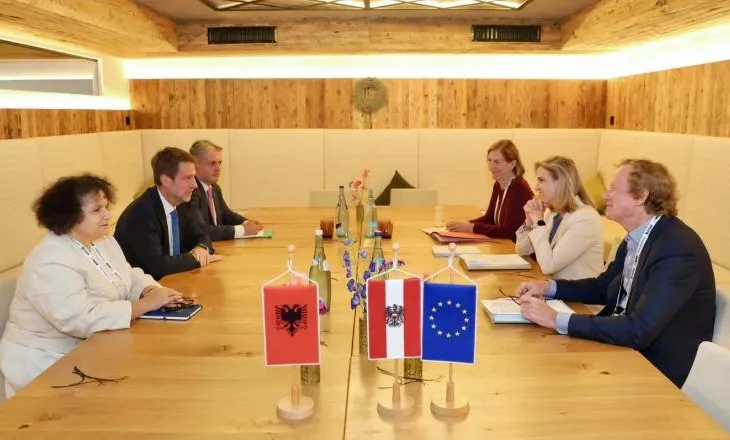 Hoxha pret ministren austriake: Vjena, mbështetëse e palëkundur e rrugës së Shqipërisë drejt BE-së