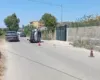 Humb kontrollin e mjetit, 28-vjeçarja përplaset me barrierat e urës në hyrje të fshatit Stan-Karbunarë