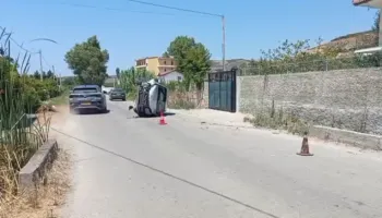 Humb kontrollin e mjetit, 28-vjeçarja përplaset me barrierat e urës në hyrje të fshatit Stan-Karbunarë