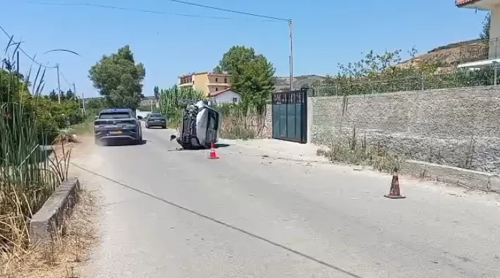 Humb kontrollin e mjetit, 28-vjeçarja përplaset me barrierat e urës në hyrje të fshatit Stan-Karbunarë