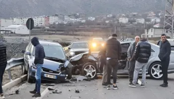 Humb kontrollin në kthesë, makina del nga rruga dhe përfundon në kanal