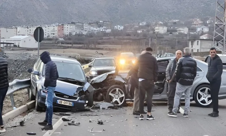 Humb kontrollin në kthesë, makina del nga rruga dhe përfundon në kanal