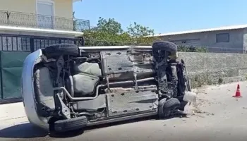 Humbi kontrollin e makinës dhe u përplas me barrierat, 28-vjeçarja përfundon në spital