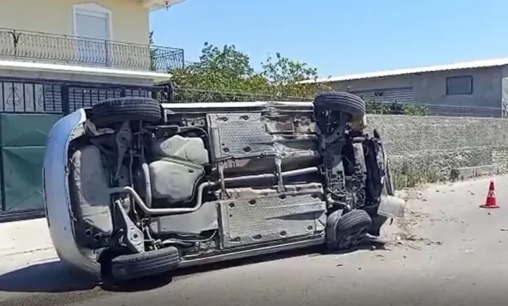 Humbi kontrollin e makinës dhe u përplas me barrierat, 28-vjeçarja përfundon në spital
