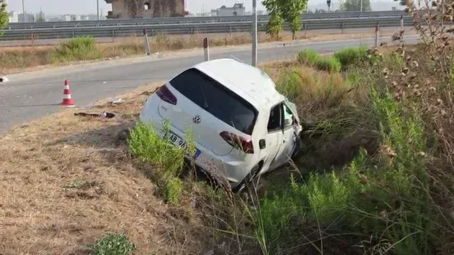 Humbi kontrollin e mjetit dhe doli jashtë rrugës, plagosen tre persona në Fier