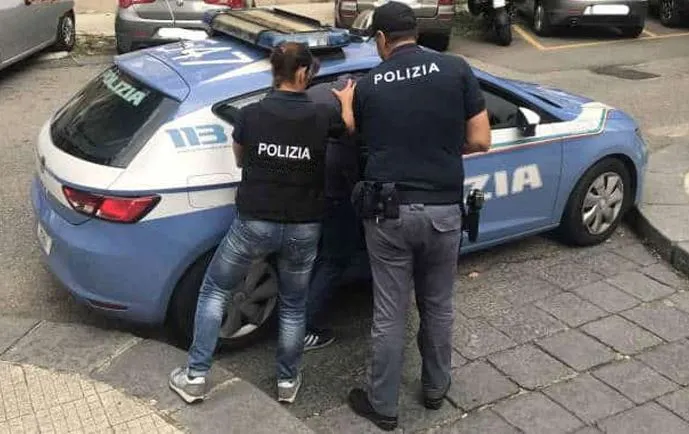 Hynë si ilegalë në Itali, kapen dhe dëbohen 4 shqiptarët, njëri prej tyre me precedent për drogë!