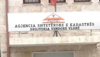 I kërkuan 20.000 € për letrat e shtëpisë, qytetarja e Vlorës denoncon Kadastrën te politikani italian/ VIDEO