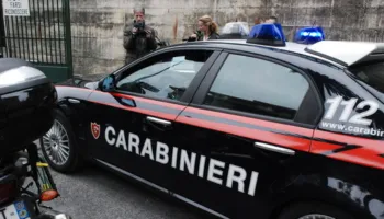 I mituri vret nënën, 16-vjeçari merr policinë në telefon dhe pranon krimin e rëndë