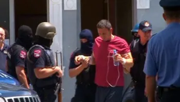I ndërroi jetë nëna, i dënuari me burgim të përjetshëm, Ardian Çapja, kërkon të marrë pjesë në varrim