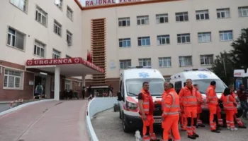 I nxehti ekstrem shton urgjencat në spitale! 120 persona kërkojnë ndihmë çdo ditë në Vlorë, problem edhe virozat