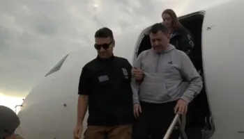 I qetë dhe pa pranga në duar, momenti kur Sokol Hoxha zbret në Rinas