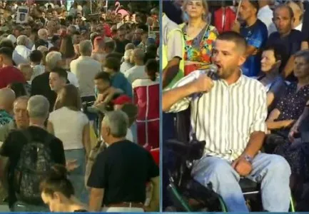 I riu me aftësi të kufizuara në protestë: Propaganda e Ramës ka rënë, i ka ardhur fundi! Hapeni krahun qelbësira…