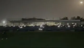 Ikin dritat në “Niko Dovana”, tifozët ndriçojnë tribunat dhe ndezin atmosferën