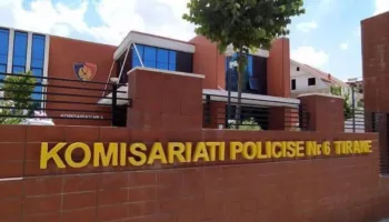 Indiani tenton për të vjedhur në banesë, policia e arreston në majë të çatisë