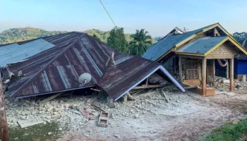 Indonezia tronditet nga pasgoditjet, mbi 2 mijë lëkundje pas tërmetit me magnitudë 7.7