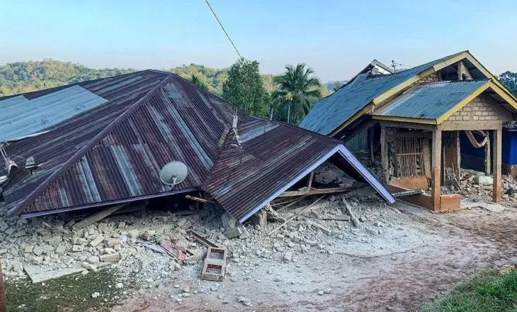 Indonezia tronditet nga pasgoditjet, mbi 2 mijë lëkundje pas tërmetit me magnitudë 7.7