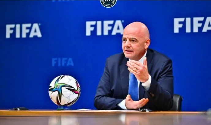 Infantino i ‘rrethuar’, skandali në UEFA, pagesë me…