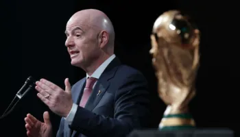 Infantino nuk ia fal kritikat kundër tij, shkarkon nga puna një zyrtar të lartë të FIFA-s
