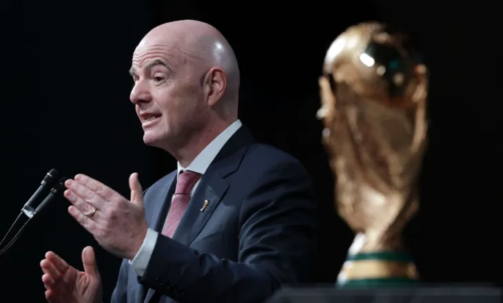 Infantino nuk ia fal kritikat kundër tij, shkarkon nga puna një zyrtar të lartë të FIFA-s