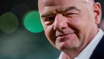 Infantino pranon gabimet dhe kërkon falje, kreu i FIFA-s refuzon të dorëhiqet