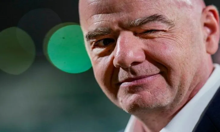 Infantino pranon gabimet dhe kërkon falje, kreu i FIFA-s refuzon të dorëhiqet