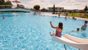 Infeksionet e veshit, rritje të rasteve, shkak uji i ndotur në pishina dhe plazhe