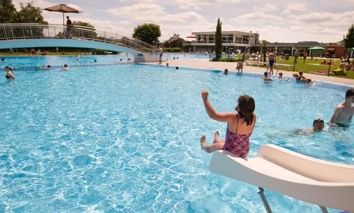 Infeksionet e veshit, rritje të rasteve, shkak uji i ndotur në pishina dhe plazhe