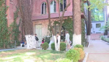 Interes për “Shtëpinë me gjethe”, të huajt kuriozë për të njohur të shkuarën komuniste