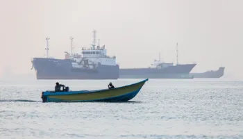 Irani nuk planifikon tarifa për kalimin në Ngushticën e Hormuzit, Teherani vendos kushte për rihapjen