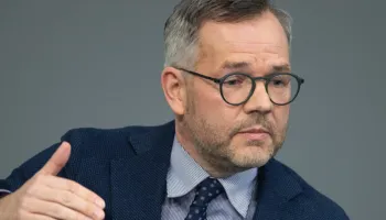 Ish-ministri gjerman: E kuptoj frustrimin e Kosovës me Zelenskyn, por heqja e flamurit ukrainas ishte gabim