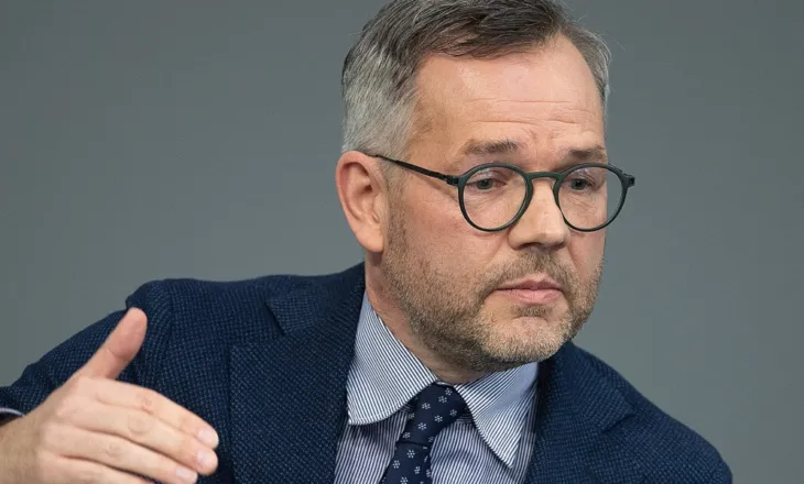 Ish-ministri gjerman: E kuptoj frustrimin e Kosovës me Zelenskyn, por heqja e flamurit ukrainas ishte gabim