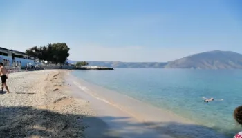 Ishte me pushime, 55-vjeçari bie nga shkëmbi në Radhimë, dërgohet në spital në gjendje të rëndë