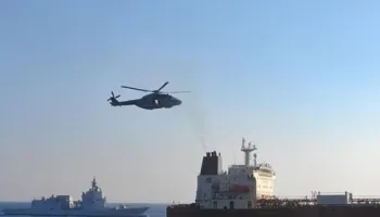 Italia godet flotën në hije të Moskës, marina rrethon anijen cisternë dhe zbarkon brenda saj