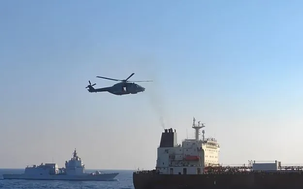 Italia godet flotën në hije të Moskës, marina rrethon anijen cisternë dhe zbarkon brenda saj