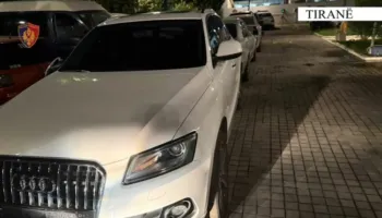 Italiani vjedh Audin Q5 dhe përplas makinën e Policisë, arrestohet në Durrës-Tiranë