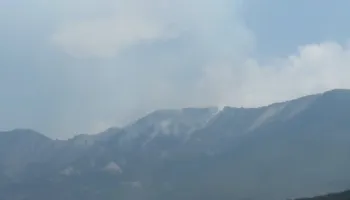 Izolohet zjarri në Priskën e Madhe, një helikopter dhe forcat në terren punojnë për shuarjen e plotë!