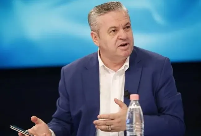 Ja si vidheshin 20 mijë fuçi nafte në ditë në Patos-Marinzë, Myslim Murrizi godet “Bankers Petrol” me fakte…