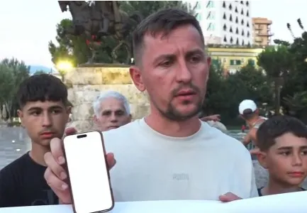 “Jam kërcënuar”/ Protestuesi denoncon: Po tentojnë të na mbyllin rrjetet sociale, në shtator nuk e keni idenë se çfarë do të ndodhë