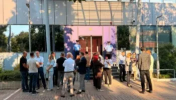 “Jemi kundër veprimeve të Kurtit”- PDK vijon për të shtatën ditë aksionin para Qeverisë së Kosovës, i bashkohen edhe deputetët e ‘Aleancës’