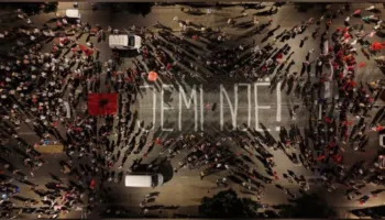‘Jemi një!’/ Mesazhi që bashkoi protestuesit dhe diasporën para Kryeministrisë